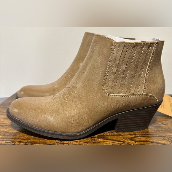 FRYE AND CO. Shoes - Frye and Co. Women’s Stone Jude Stacked Heel Booties NWT Size 9